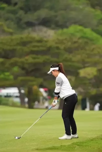 フェアウェイウッドスイング（斜め前方）