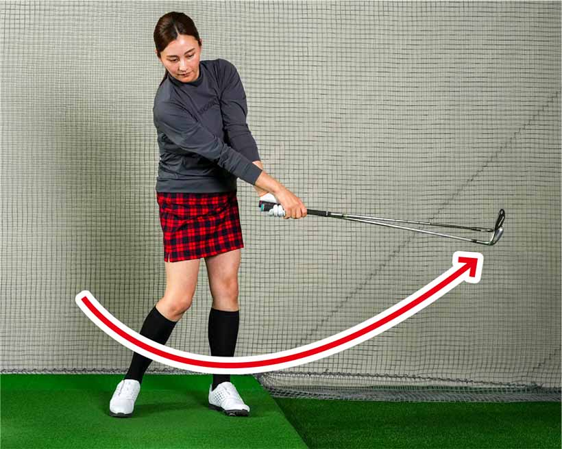 クラブ2〜3本で素振りをしているとスイング軌道が整ってくることを実感できる。