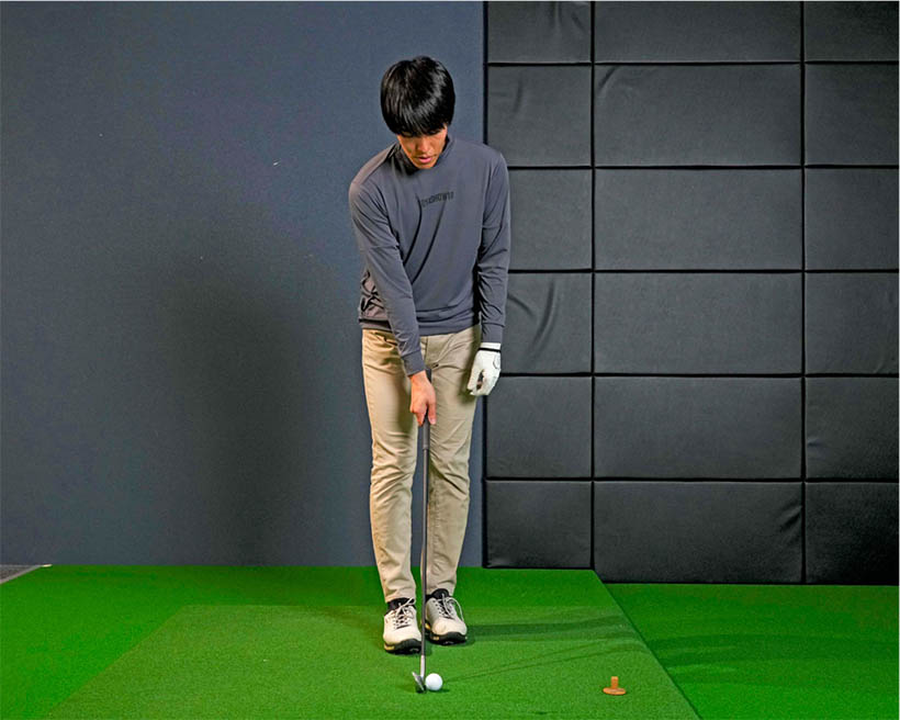 右手にクラブを持ち、右足を前に出した体勢からアドレスに入る。