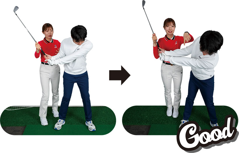 （写真左）腕だけを上げてしまうテークバックだと胸の空間が潰れてしまう（写真右）胸を回す意識でテークバックしましょう！