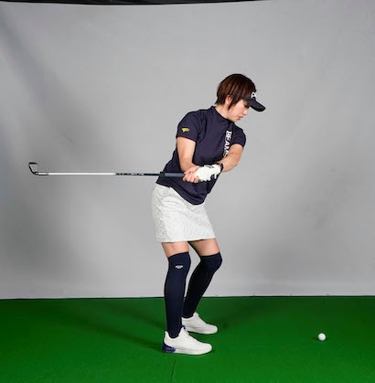 バックスイングの早い段階からクラブがインサイドに入って