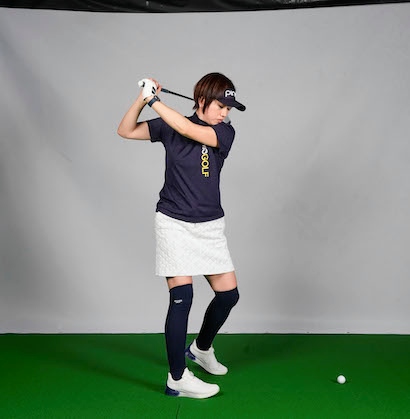 トップではヘッドが垂れてシャフトがクロス