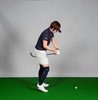 ダウンスイングではクラブが寝て下りてくる