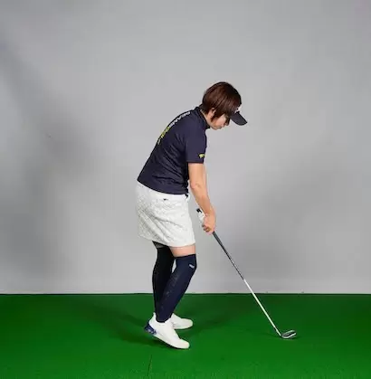 そのまま当たるとフェースが開いてスライス、ボールをつかまえようと手首を返すとヒッカケ