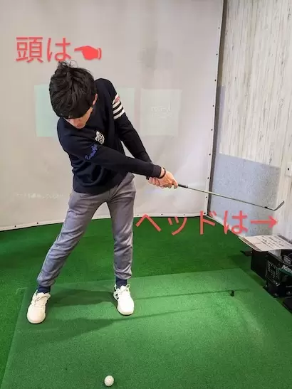 ③両腕を伸ばして、顎に右肩が付く体勢を取ります