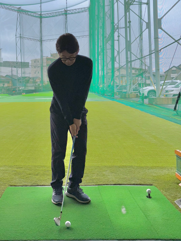 アプローチショットは飛距離が不要なので小さく構えよう