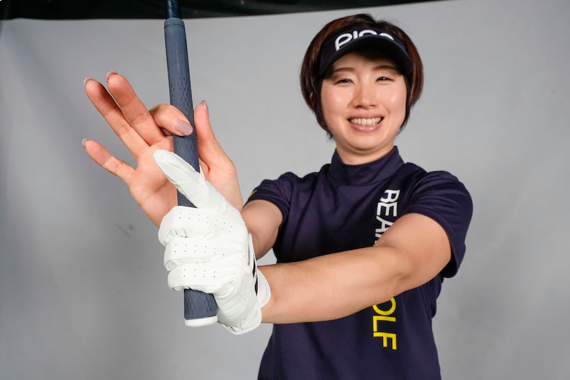 左手3本指(中指、薬指、小指)と右手の2本指(親指、人さし指)でクラブを持つと手首が軟らかく使えダウンスイングでタメができる