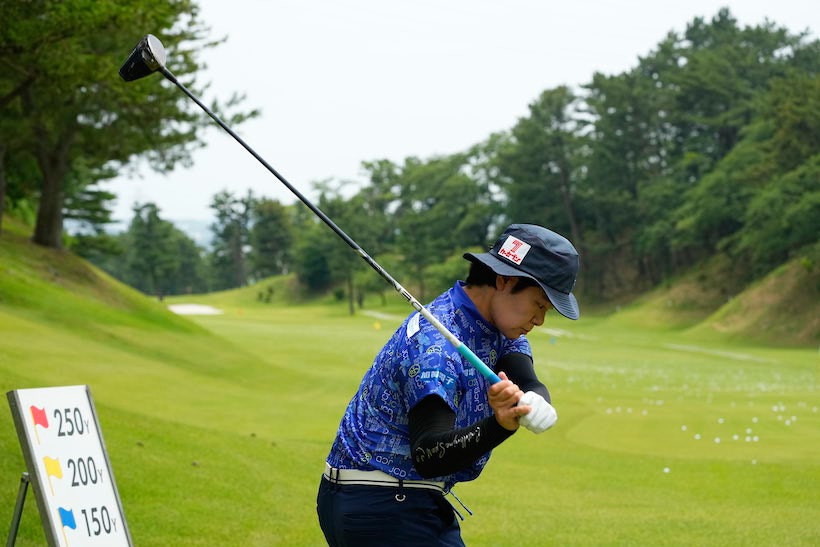 川岸史果は4、5球打ってから「グリップを入れて、このスペックで持ってきていただいてもいいですか?」とリクエスト。