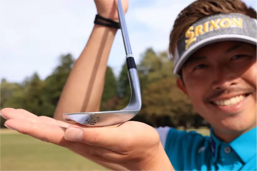 フェースを開けばフェースの刃が浮き、バウンスから砂に入る。砂を薄く取ってフォロースルーへと振り抜きやすく、脱出成功率がアップする。