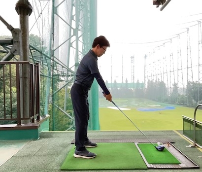 ハンドアップにアドレスし、シャフトの傾き＝シャフトプレーンに沿ってヘッドが動くようにバックスイング。