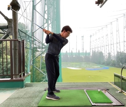 ダウンスイングもシャフトの傾きに沿うように下ろしていく。