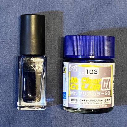 ジェルネイル用の透明カラー（左）とタミヤのクリアブルー（右）