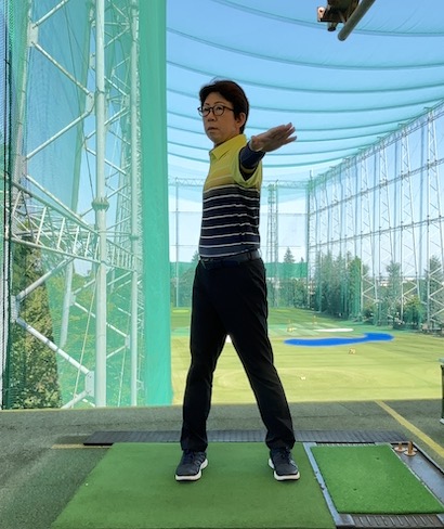 すると、肩は自然と水平に回る。