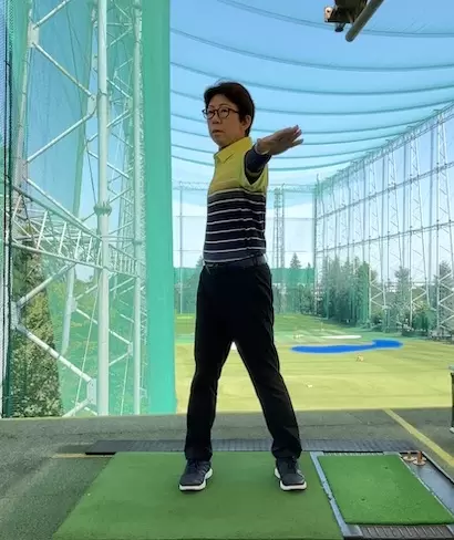 すると、肩は自然と水平に回る。