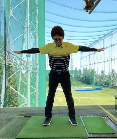 では、次は前傾をして、肩を回してみましょう。