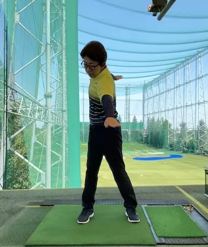 傾いた背骨に対して、カラダを横に回すことが大切。