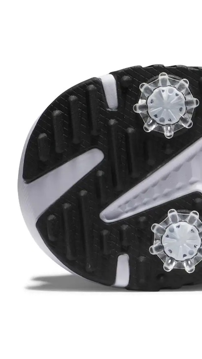 つま先・かかと部分に主に重点的にアンチスリップ・トラクションを配置。歩行・スイング時のしっかりとしたグリップ力を確保。