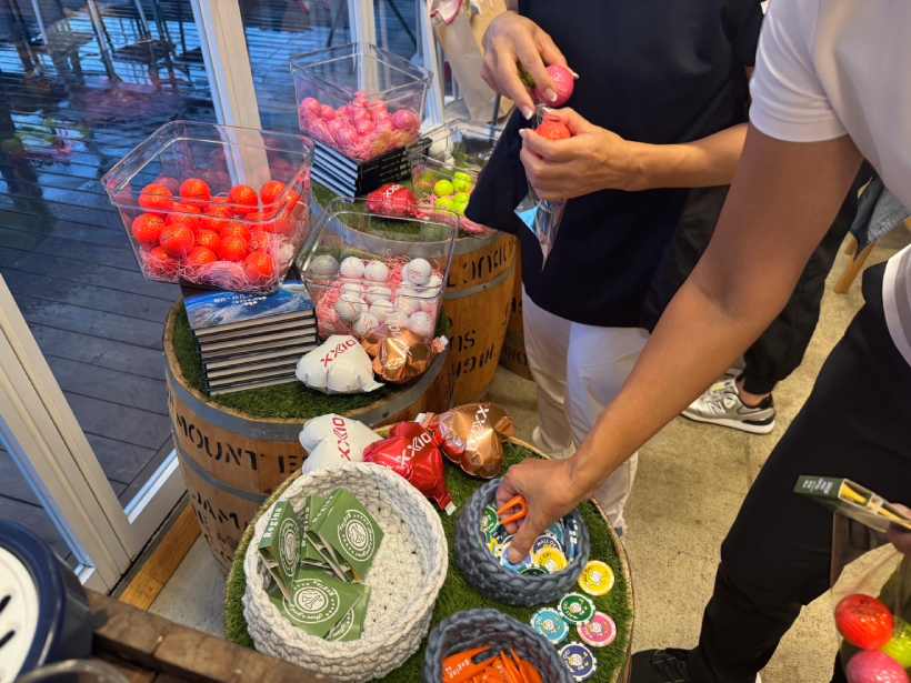 レディースゴルファー,ゼクシオ,練習場