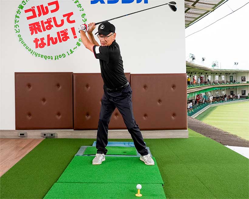 途中から右ヒジがたたまれるが、三角形をなるべくつぶさない意識が大事。