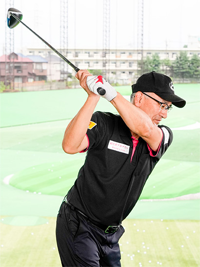 右手に左手を添えれば飛ばせるトップが作れる。このカタチを常にイメージしよう。