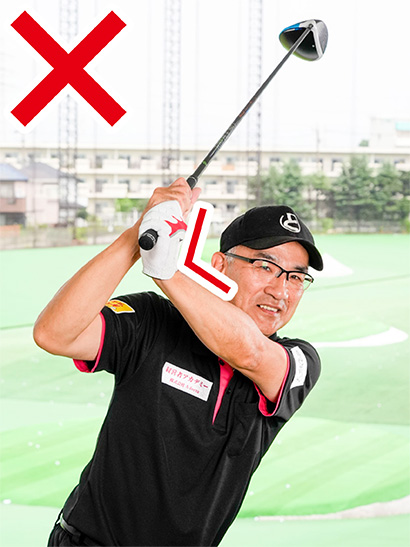 右ヒジが浮いて右手首が伸びると左手首が甲側に折れてしまう。