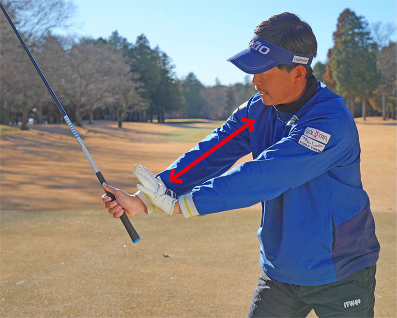 グリップとカラダの間隔をできるだけキープしてダウンスイングしよう。