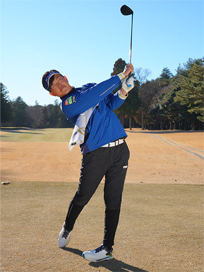 両手を左肩の高さに振り抜くまではタオルを落とさないようにしよう。