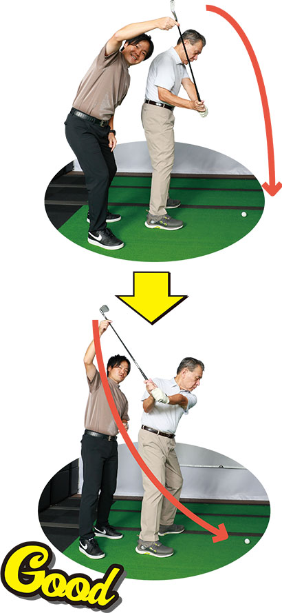 （写真上）オープンスタンスだと身体が十分にバックスイングできないのでクラブが外から降りてきてしまうが、（写真下）クローズスタンスだと身体の回転を補助できるので、インサイドから降ろしやすくなる。