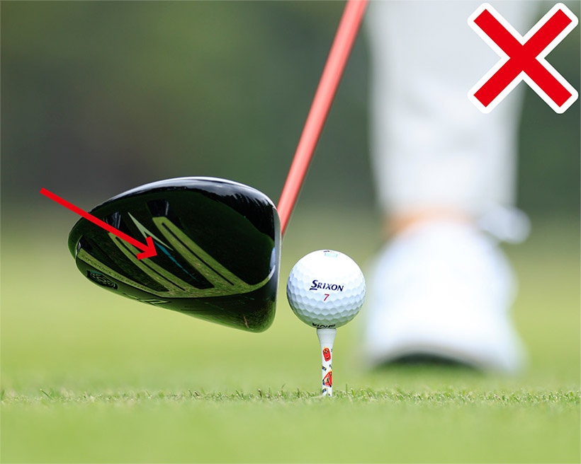 インパクトでロフトが立つため打ち出し角が低くなって飛距離が出ない。