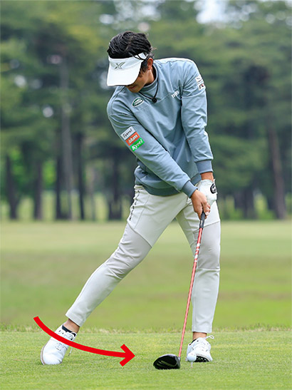 ダウンスイングの体重移動量を増やすことでインパクトの打感がパワフルになる。