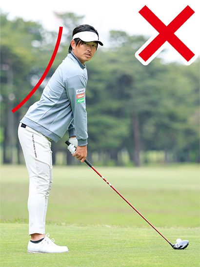 背中を無理に反らせると窮屈感が先行するし、腰痛も引き起こしやすい。