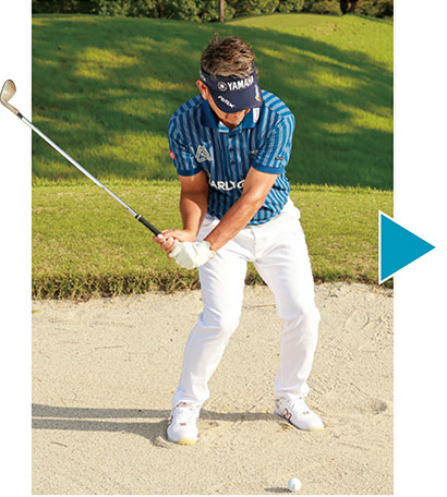 目標に対してカットに打つと、軌道はアウトサイド・インになり、クラブの入射角は鋭角になる。これもボールが飛ばない条件の一つ。