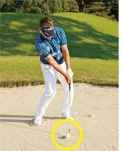 どんな距離でも、ボールの2～3センチ手前にヘッドを入れて、砂を取る量を常に一定にする。