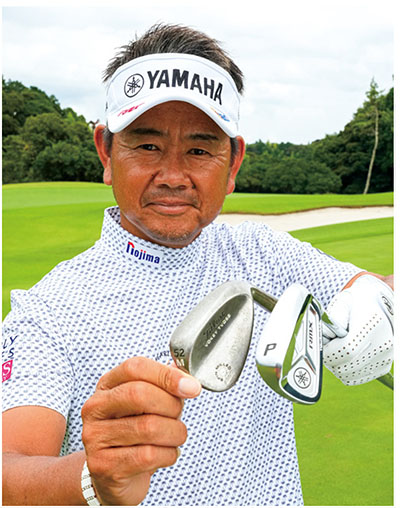 遠いバンカーは、サンドウェッジでなく、ピッチングウェッジやアプローチウェッジといった番手に替えるのも有効な作戦。ロフトが立っている番手なら、同じエクスプロージョンでも飛距離が出る。