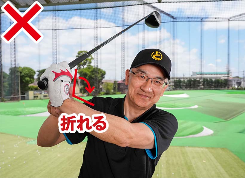 シャフトクロスは左手首が甲側に折れてしまうのが原因。これではフェースが開く。