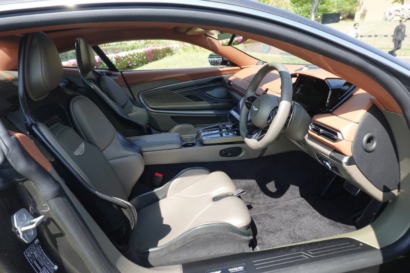 ゴルフ女子,車,ゴルフ,アストンマーティン