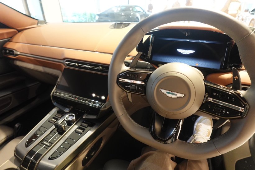 ゴルフ女子,車,ゴルフ,アストンマーティン