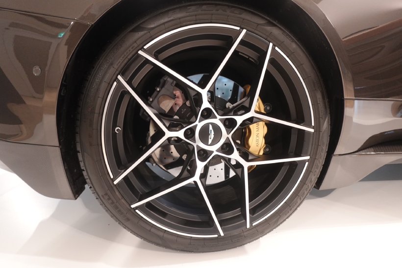 ゴルフ女子,車,ゴルフ,アストンマーティン