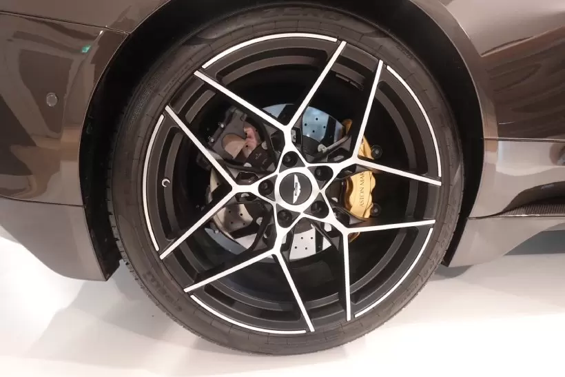 ゴルフ女子,車,ゴルフ,アストンマーティン