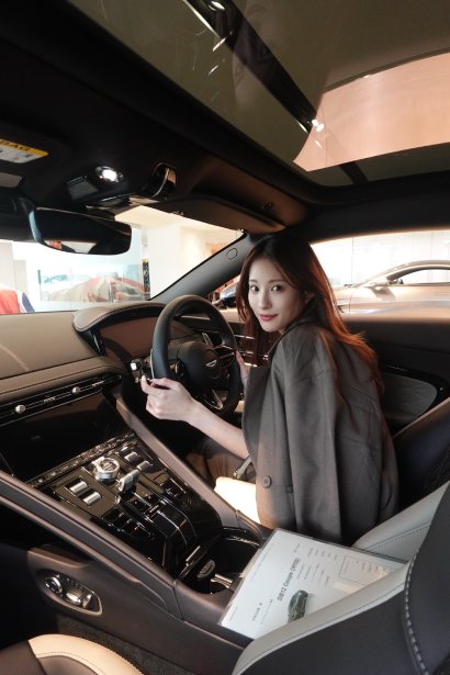 ゴルフ女子,車,ゴルフ,アストンマーティン