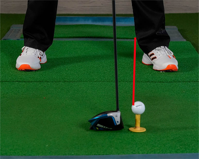 ドライバーのボールの位置は左カカト内側の延長線上が基本だ。