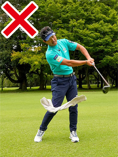 手打ちの人はワキがあきやすく、タオルが落ちてしまう。自分のクセを知ることも大事だ。