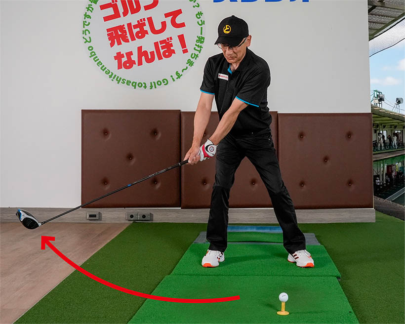 構えたら考える時間を与えないで、テークバックを速やかにスタートさせよう。