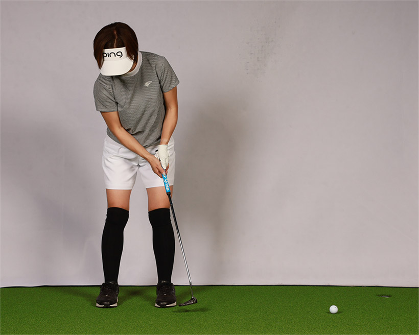 プロをはじめパット巧者のストロークではヘッドが目標方向に動くが手元はその方向に出ていかない。