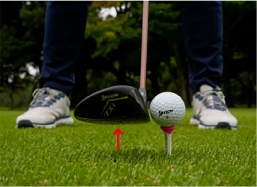 ボールを高くティアップし、クラブヘッドをボールの高さに浮かせて構える。