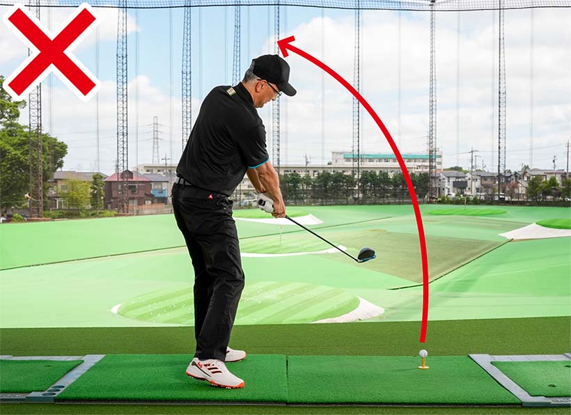 インパクトでフェースがかぶって当たり、ヒッカケやチーピンが出やすくなる。