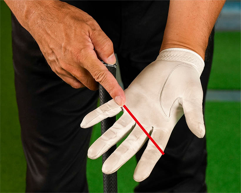 左手は人さし指の第二関節と小指のツケ根を結ぶラインにグリップをあてがってから握ろう。