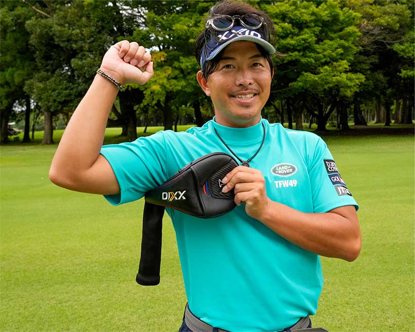 ナイスショットが打てない人は右ワキにヘッドカバーを挟んで練習してみよう。