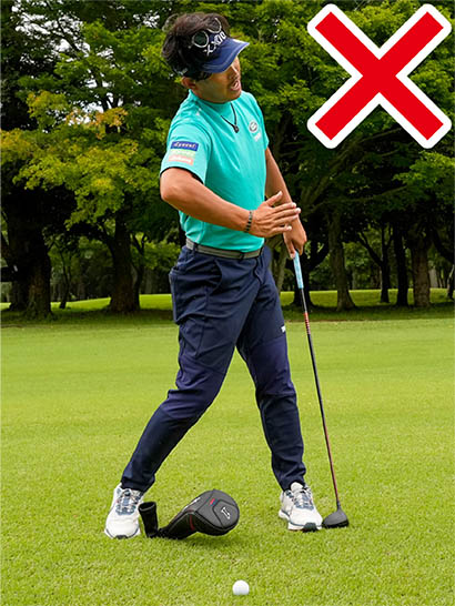 ダウンスイングで右ワキからヘッドカバーが落ちるようなスイングでは飛ばないし、曲がりも大きくなる。