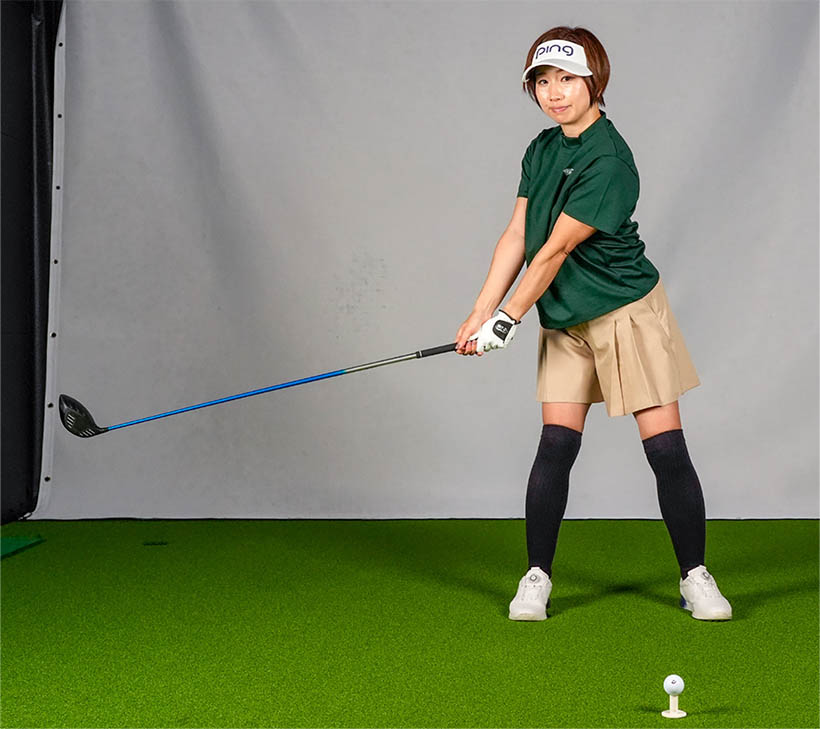 コンパクトに振る時も体はしっかり回す。テークバック～バックスイングでは体の正面に腕がある。